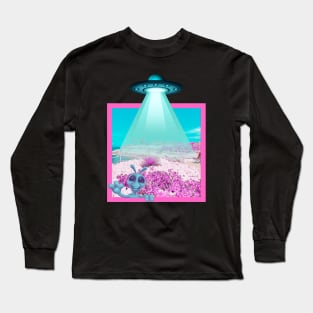 Smiling alien with ufo Long Sleeve T-Shirt